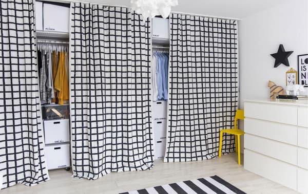Utilisez des rideaux en tissu au lieu de portes pour la garde-robe