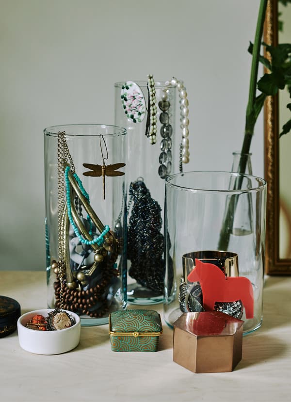 Utilisez des vases pour ranger les bijoux 