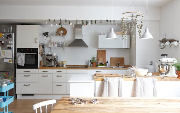 Utilisez la table de cuisine pour différentes activités.