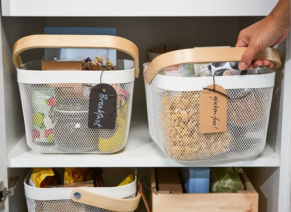 Utilisez les paniers blancs en acier IKEA RISATORP pour ranger les aliments par repas ou par allergies. Le treillis facilite la circulation de l’air et permet une meilleure conservation des aliments, et la poignée en bois facilite le transport.