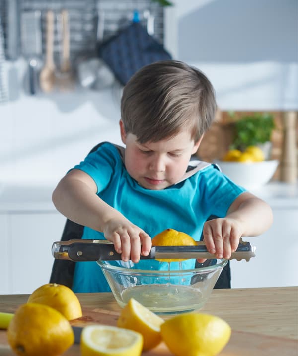 Utilisez une simple pince pour presser les citrons efficacement et à moindre effort.