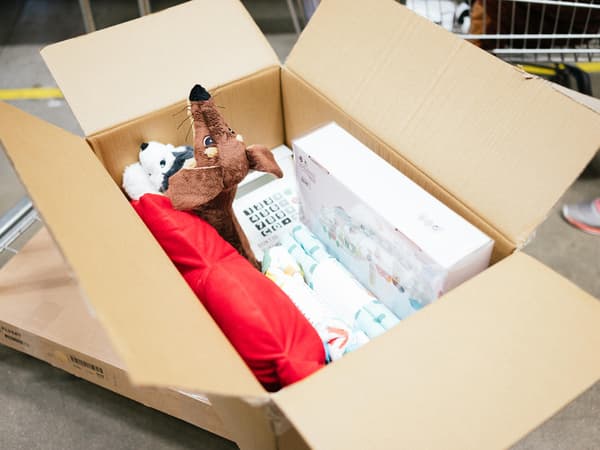 V kartonovém boxu jsou naskládané výrobky IKEA.