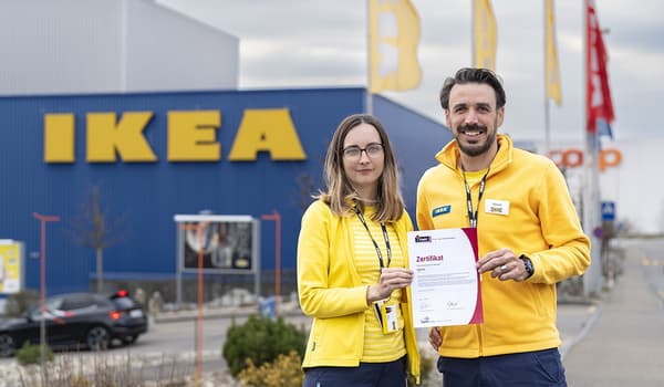 Valerie Tellenbach, People & Culture Generalist und Katharina Schenker, Market Manager, IKEA AG Pratteln/BL mit dem iPunkt-Zertifikat