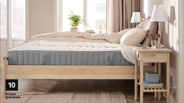 VALEVÅG – A high mattress that supports hips and shoulders.