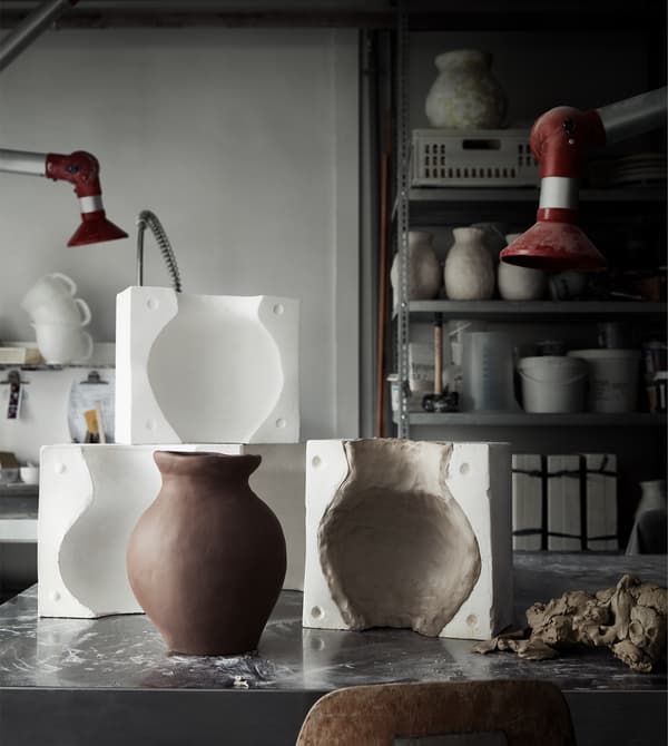 Vases en céramique et moules dans un atelier.