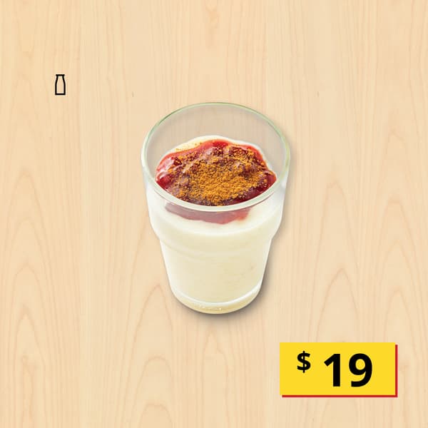 Vaso de arroz con leche con canela y mermelada de arandano.