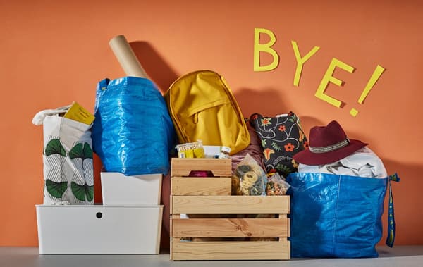 Verschieden Boxen und Taschen befüllt mit Sachen stehen bereit für den Umzug