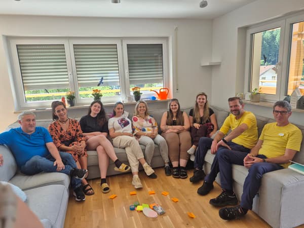 Vertreter von Pro Juventute und Ikea Innsbruck auf einer Sofalandschaft.