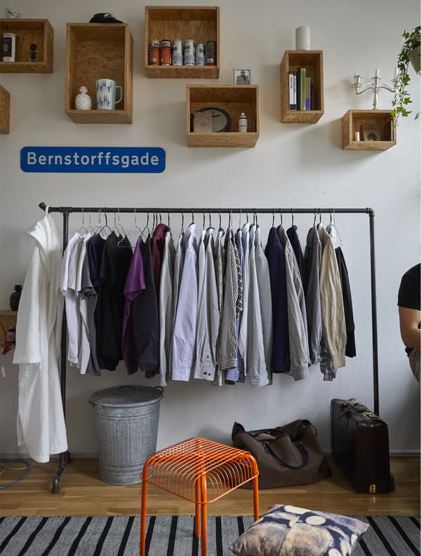 Vêtements suspendus à un portant.