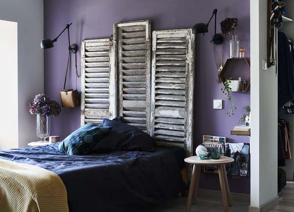 Vieilles persiennes utilisées comme tête de lit.