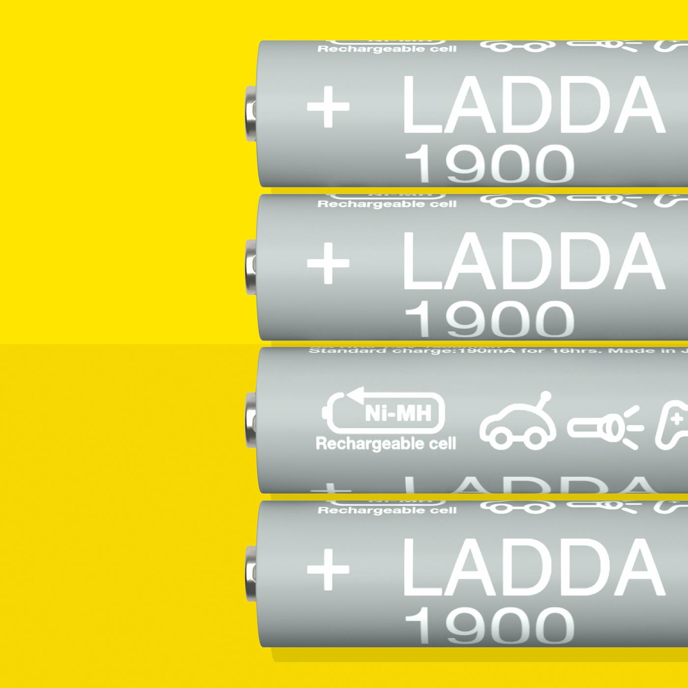 Vier wiederaufladbare LADDA Akkus, HR6 AA mit einer Akkukapazität von 1900 mAh, liegen nebeneinander auf einer gelben Oberfläche.