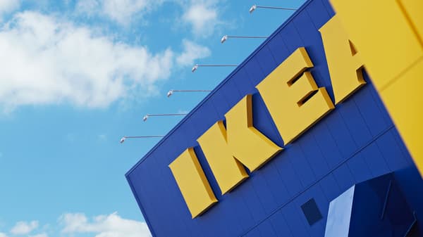 Vista exterior de una tienda IKEA.