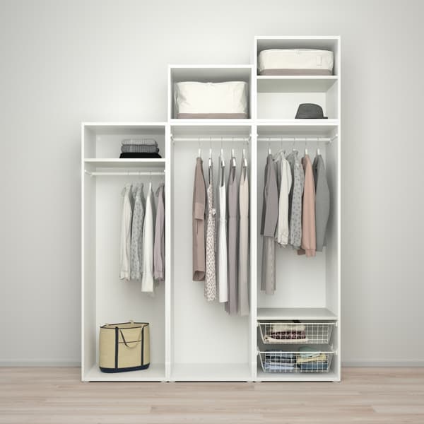 Vista frontal de un clóset del sistema PLATSA donde se aprecian tres módulos verticales con barras para colgar ropa y compartimientos para otros accesorios