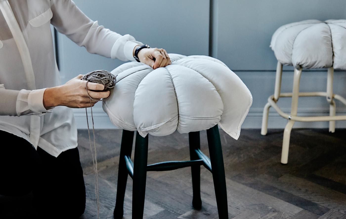 Voici une idée créative qui ne prend pas plus de 5 minutes et rend confortables des sièges inconfortables. Il vous faut juste un oreiller et de la ficelle (rustique, par exemple). Fixez le coussin au tabouret en enroulant la ficelle autour de manière à réaliser 8 sections égales et faites un nœud serré sur le dessus. Et voilà!