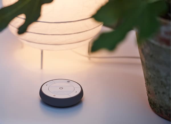 Vous avez des horaires de travail décalées ? Créez une ambiance agréable dans la chambre pour permettre à l’un de se lever/se coucher sans déranger le sommeil de l’autre. IKEA propose le système d’éclairage intelligent TRÅDFRI, qui comprend une télécommande permettant de dimmer l’éclairage ou de changer sa couleur.