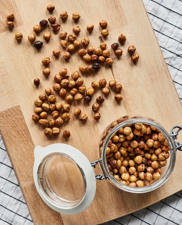 Vous avez des invités pour le repas ? IKEA a des tas de solutions pour vous aider. Servez les en-cas sur une planche à découper, comme IKEA PROPPMÄTT, en bouleau.