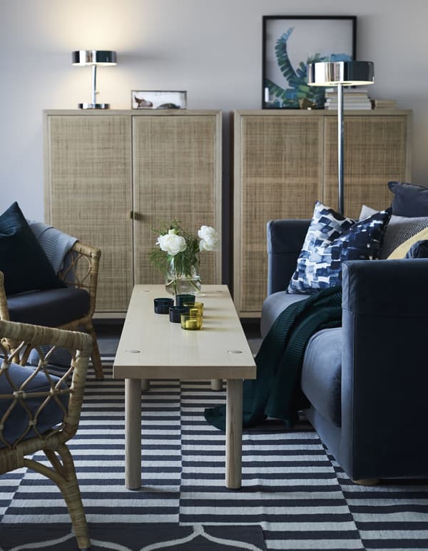 Vous cherchez de nouvelles idées déco? Avec IKEA, vous ne serez jamais à court. Que pensez-vous de notre tapis STOCKHOLM 2017 à rayures grises et blanches? Il est tissé en Inde par des artisans qualifiés, ce qui rend chaque tapis unique.