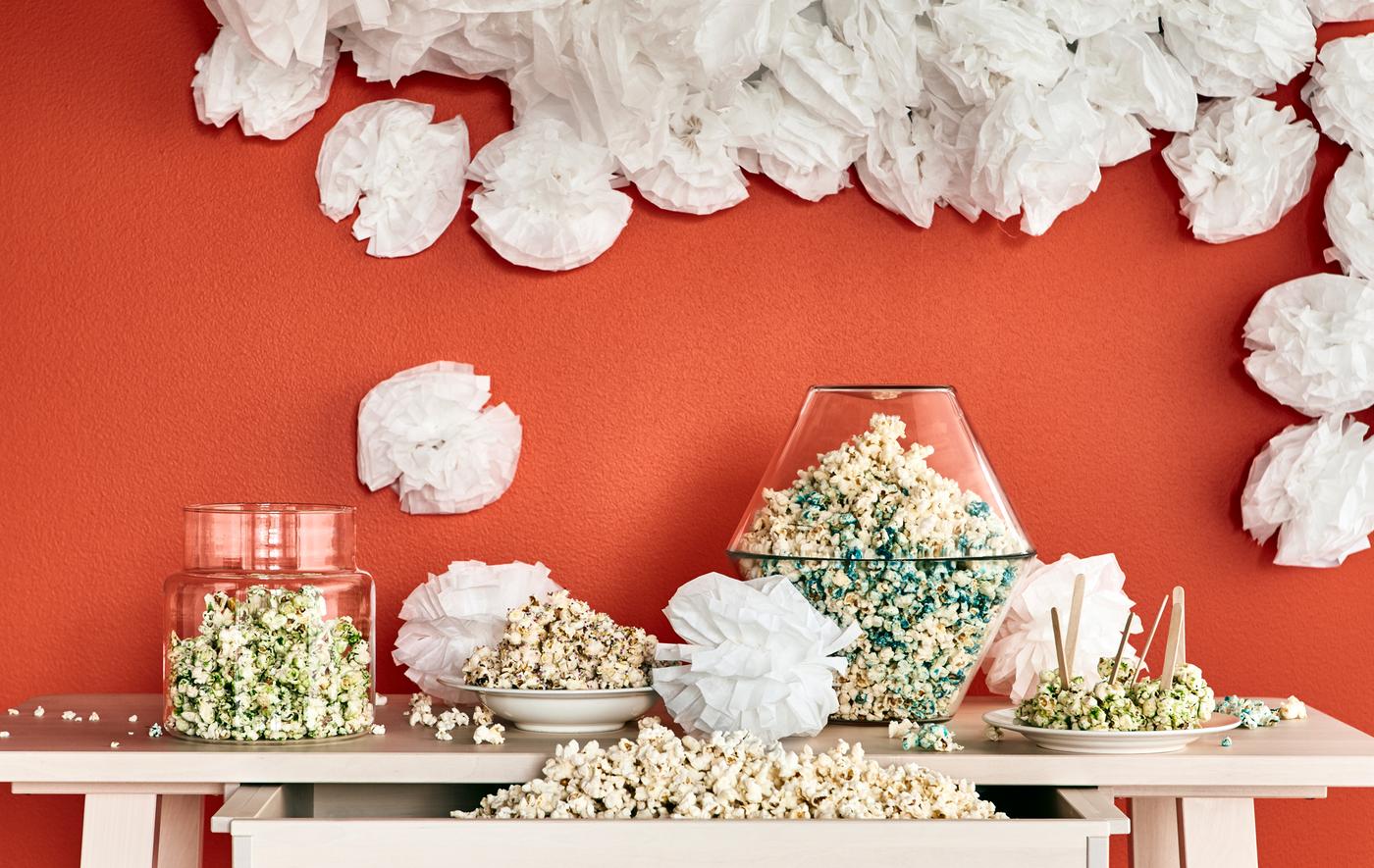 Vous cherchez des idées déco pour votre prochaine fête ? Préparez le séjour avec les décorations à accrocher IKEA VISIONAÄR en blanc. Aussi originales qu’amusantes, ces boules feront à coup sûr beaucoup d’effet.
