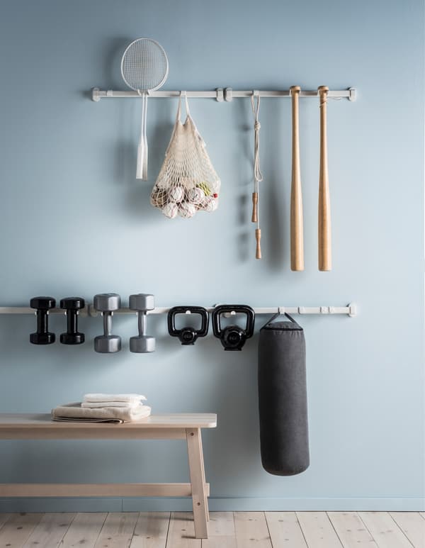 Vous cherchez un endroit pour votre matériel d’entraînement ? Vous trouverez ce qu’il faut chez IKEA, comme la barre VAJERT. Petite, pratique, hyper simple (et toute blanche). Et elle prend en charge tout votre matériel, de la corde à sauter aux haltères.