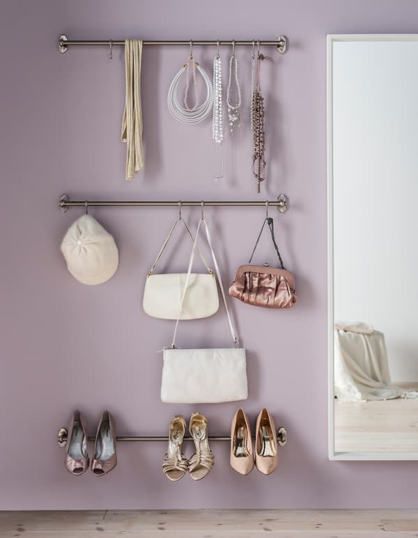 Vous cherchez un endroit pour votre matériel d’entraînement ? Vous trouverez ce qu’il faut chez IKEA, comme la barre VAJERT. Petite, pratique, hyper simple (et toute blanche). Et elle prend en charge tout votre matériel, de la corde à sauter aux haltères.