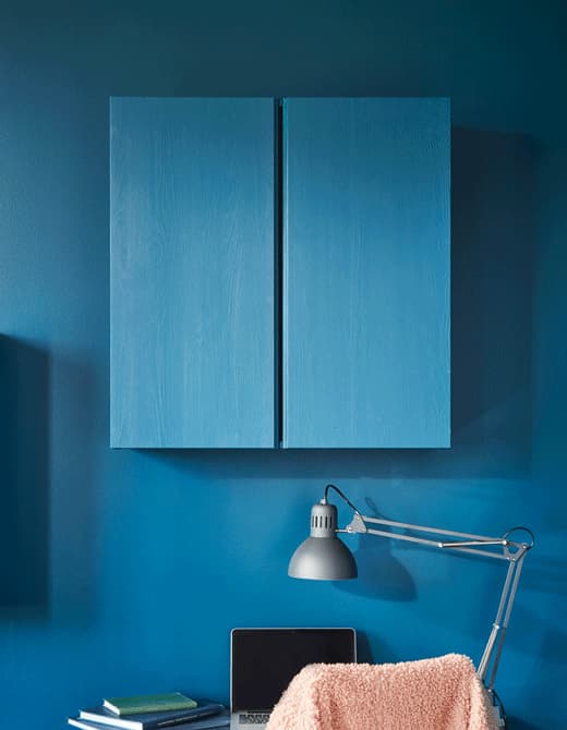 Vous cherchez un rangement mural pour vos fournitures de bureau qui s’intègre harmonieusement dans votre déco ? IKEA peut vous aider. Peignez une armoire IVAR en pin massif de la même couleur que vos murs. Fixez à l’intérieur un panneau perforé en fibres de bois.