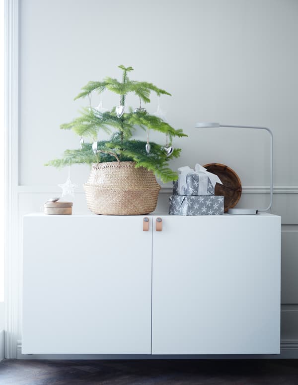 Vous êtes à la recherche du plus beau sapin pour cette année? Essayez quelque chose de nouveau! Optez pour un arbre format mini ! IKEA propose une vaste gamme de pots, de paniers et de cache-pots, comme le panier en jonc de mer FLÅDIS montré ici.