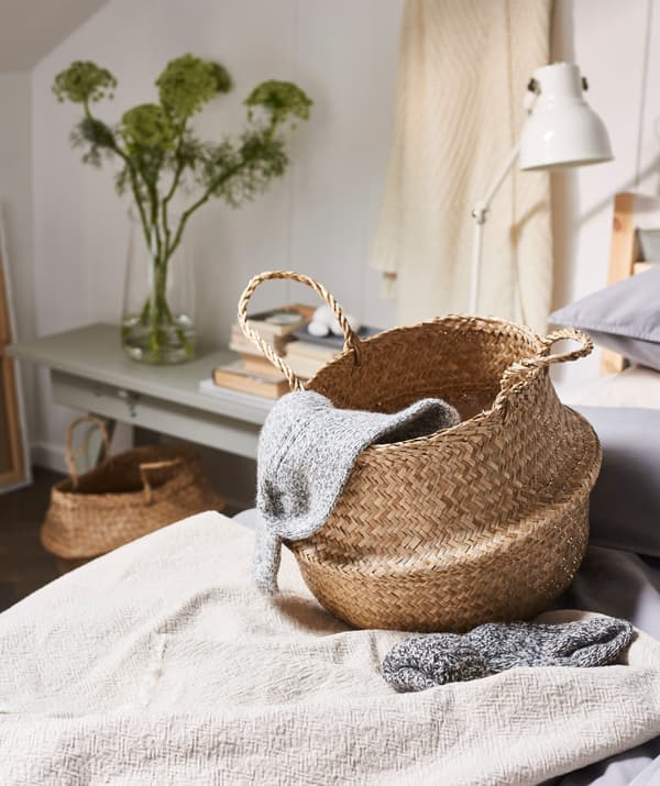 Vous êtes plutôt frileux ? Gardez des plaids chauds dans un panier, à côté du lit. Le panier IKEA FLÅDIS en jonc de mer renouvelable est parfait pour ranger le nécessaire pour la nuit!