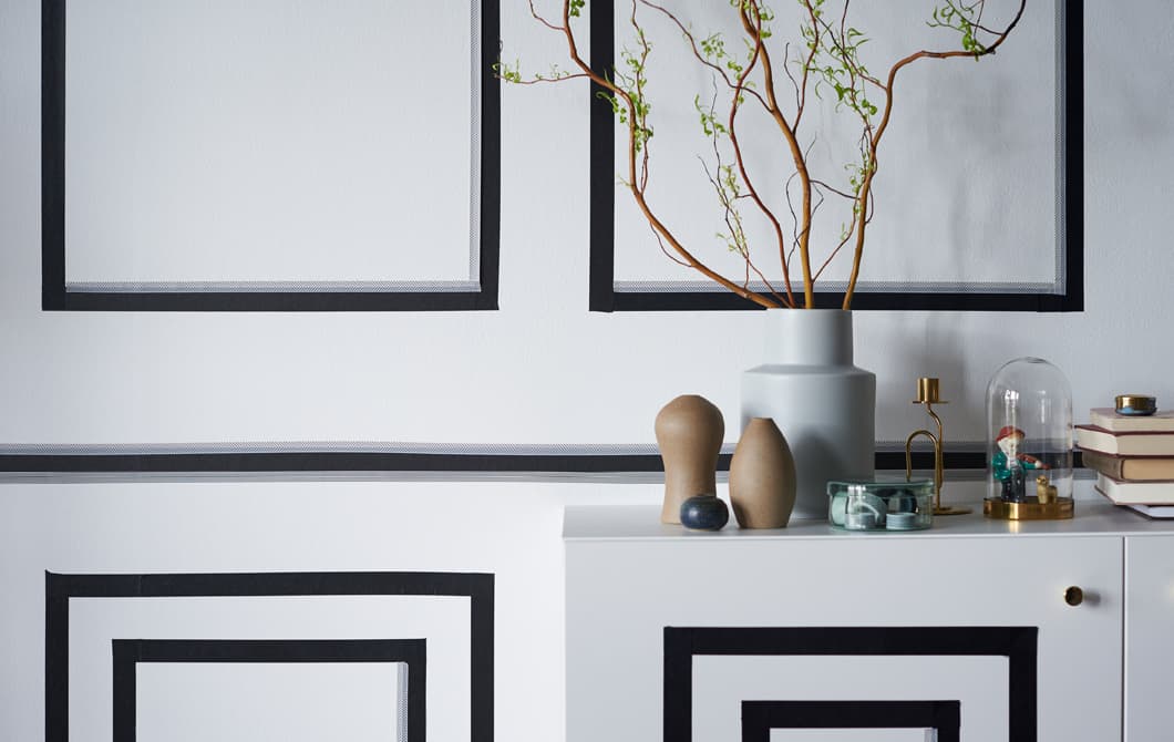 Vous louez un appartement et souhaitez le rafraîchir à moindre coût ? Vous obtiendrez un bel effet en créant des panneaux avec de l’adhésif washi sur le mur d’un petit séjour. Il vous faut juste de l’adhésif noir IKEA GIVANDE ! Le petit plus ? Cela ne vous prendra que deux heures !