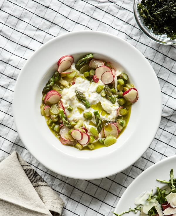 Vous prévoyez un dîner au salon ? Laissez-vous inspirer par les différentes séries de vaisselle IKEA, comme VARDAGEN. Une vaisselle au style à la fois simple et traditionnel et aux détails soignés, qui met joliment en valeur vos aliments.