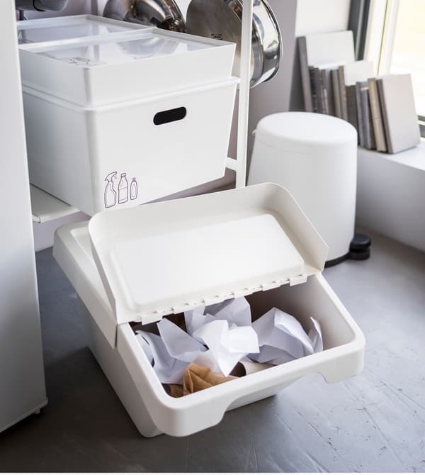Vous recherchez des idées de rangement pour la cuisine ? IKEA propose une large sélection de poubelles et de boîtes de rangement pour les cuisines compactes à petit budget. La poubelle IKEA SORTERA en plastique blanc a un couvercle pliable, qui permet d’y accéder facilement. Découvrez d’autres nouvelles idées cuisine chez IKEA.