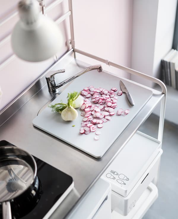 Vous recherchez des idées pour la cuisine ? IKEA propose des cuisines compactes pour les petits espaces. Placez une planche à découper customisée comme IKEA GRUNDVATTNET en plastique gris au-dessus de l’évier et doublez le plan de travail.