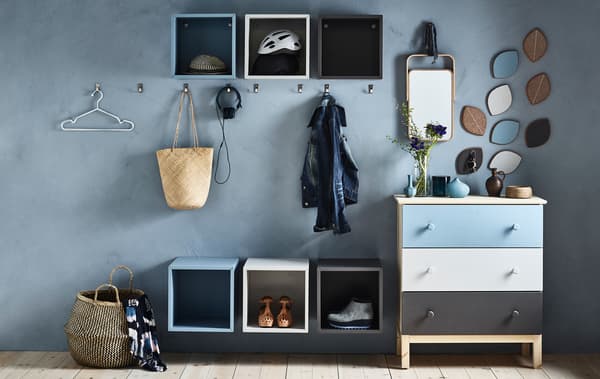 Vous recherchez des idées pour organiser l’entrée de votre colocation ? Utilisez des rangements EKET de couleurs différentes pour chaque colocataire. Utilisez le même code de couleurs sur une commode TARVA.  