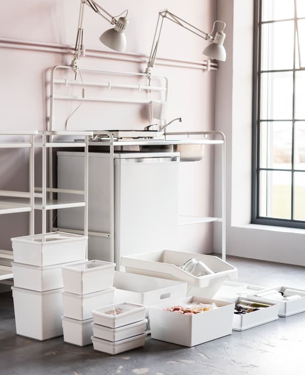 Vous recherchez des idées pour une cuisine facile à déménager ? IKEA propose un vaste choix de boîtes de rangement qui peuvent être utilisées pour déménager, comme la boîte en plastique blanc avec couvercle IKEA KUGGIS.