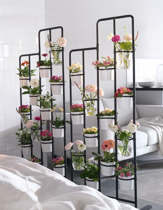 Vous rêvez d’un jardin dans votre appartement? Un paravent accueille un jardin vertical de belle façon.