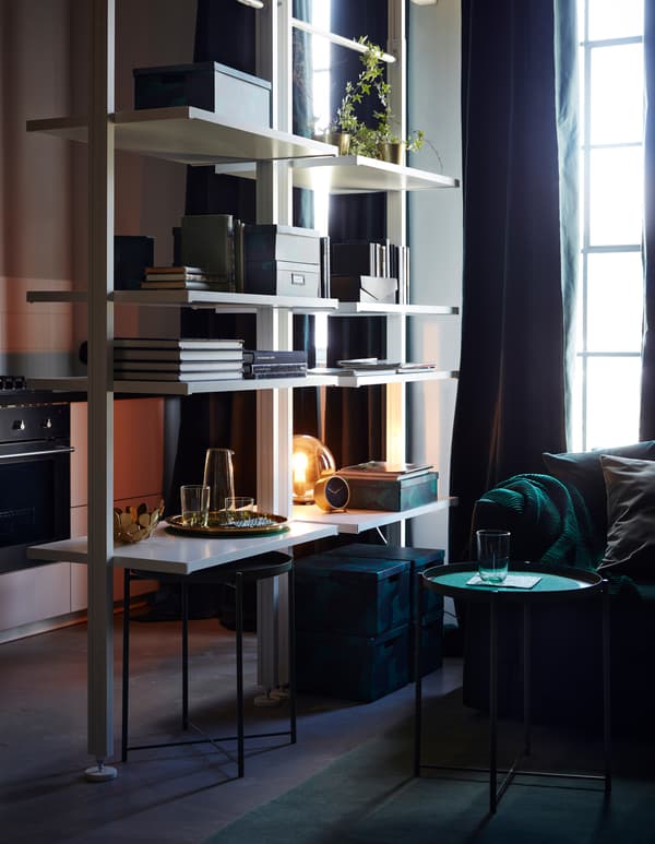 Vous voulez optimiser un petit espace? IKEA a des nombreux séparateurs de pièce, comme l’étagère une section ELVARLI. Ici, nous en avons utilisé deux. Elle s’utilise aussi bien contre un mur que comme séparateur puisque les montants se fixent au plafond.