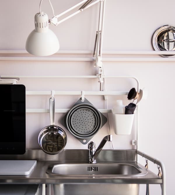 Vous voulez optimiser votre mini-plan de travail ? Suspendez à des crochets les ustensiles de cuisine et accessoires pour la vaisselle. IKEA propose des tas de nouvelles idées cuisine et de nouveaux produits pour les cuisines compactes, comme la série SUNNERSTA.