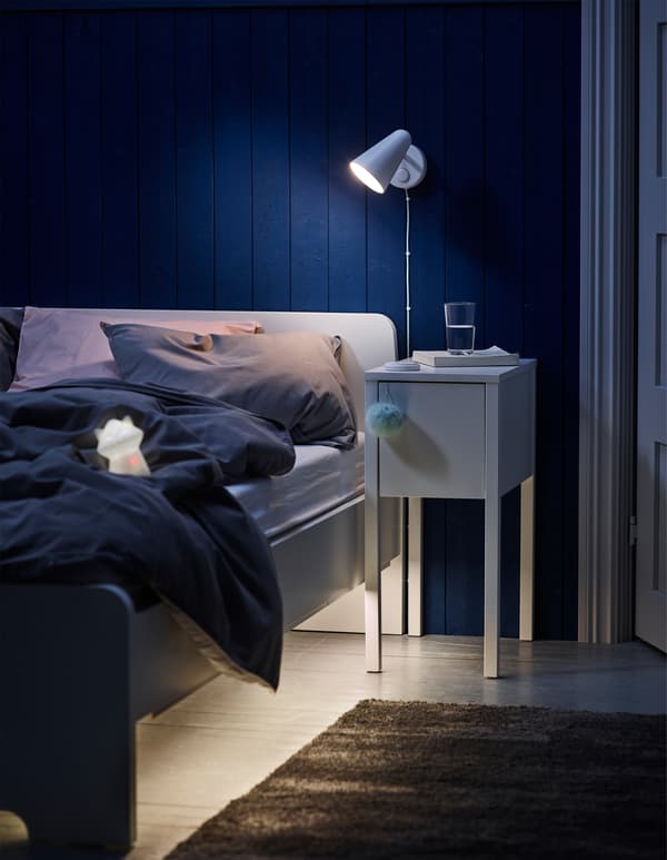 Vous voulez un éclairage de chambre cosy et sûr pour les enfants ? Chez IKEA, les luminaires pour enfants sont testés en conformité avec les normes de sécurité les plus strictes! Essayez par exemple l’applique murale blanche IKEA FUBBLA.