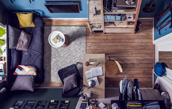Vue aérienne d’une petite chambre à coucher d’ado avec divan, coin étude et rangements