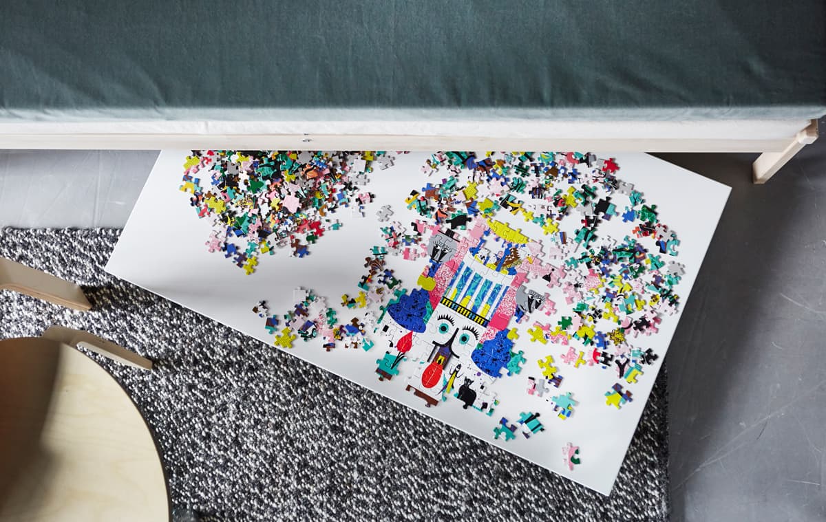 Vue d’ensemble d’un puzzle sur un plateau dépassant d’un canapé