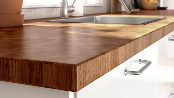 Vysoká dřevěná pracovní deska v bílé kuchyni IKEA