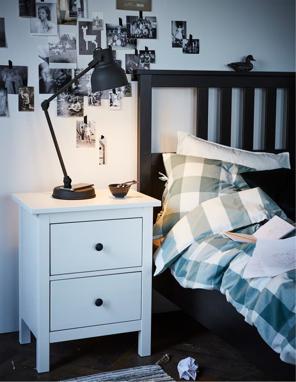 Want a bedside lamp that also charges your smartphone? IKEA HEKTAR work lamp in dark grey with wireless charging will do the trick! The simple, oversized metal shape is inspired by old lamps from places like factories and theatres.