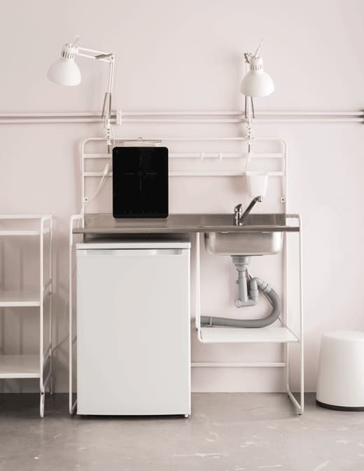 Want new kitchen ideas for kitchens on a budget? SUNNERSTA mini-kitchen in white is a compact kitchen unit and a great solution if you are looking for new kitchen units. It is airy, spacious and easy to put up and take down yourself.