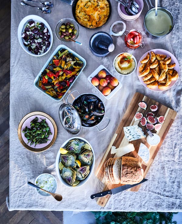 Want stress-free ideas for your holiday dinner? Create a potluck buffet on your dinner table. IKEA has a lot of modern dining furniture and stylish bowls and plates. Try the matt-glazed stoneware DINERA series in pink or choose your favourite colour.