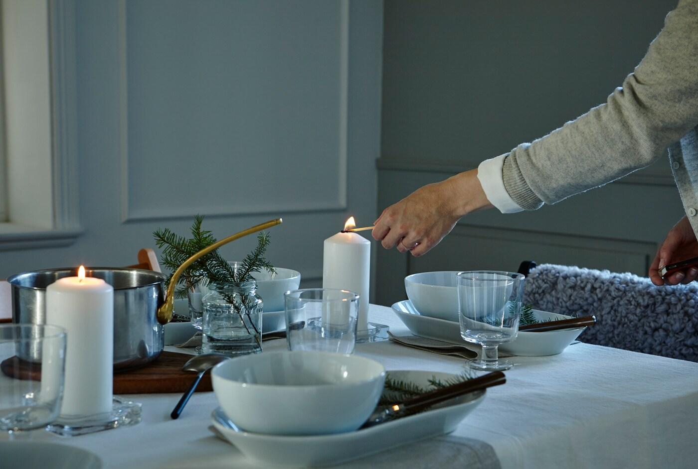 Want to impress with your festive table setting? Now only the crowning touch is missing. So, for example, candles like here FENOMEN block candles in white or subdued light to provide a pleasant atmosphere.