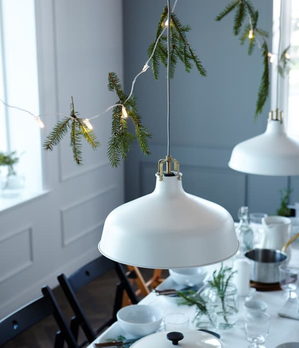 Want to win a few wows with your table setting? Decorating above the table helps make a super cosy and intimate celebration. We’ve used hanging lights and pine branches.
