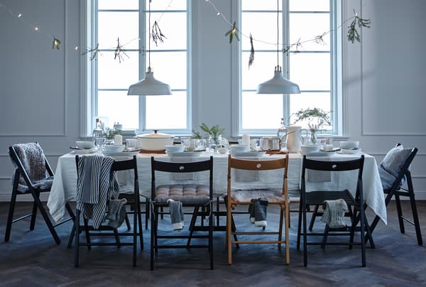 Want to win a few wows with your table setting? Finding a theme, using personalised place settings and decorating on, below and above the table should do the trick, come check out the website to see more.