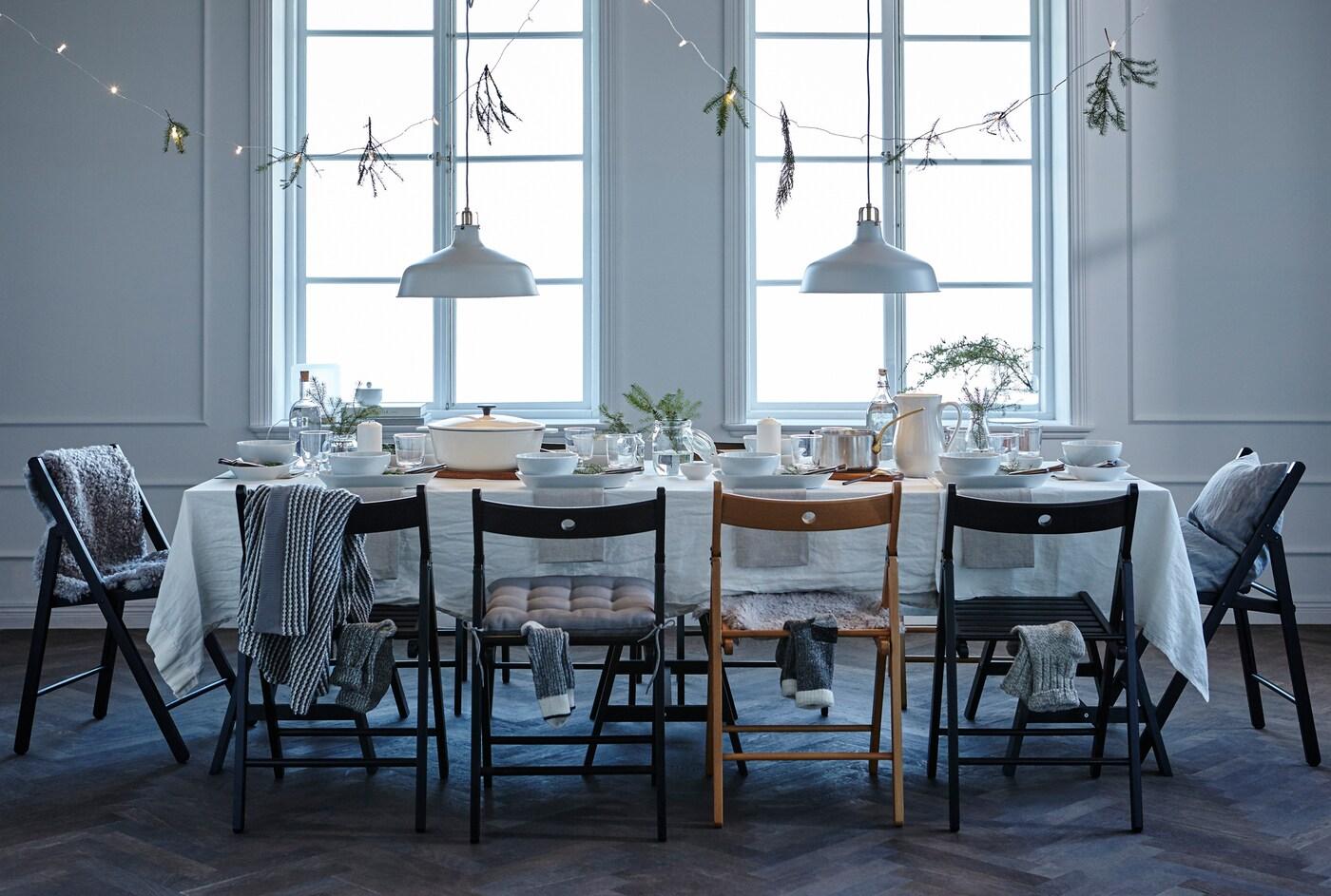 Want to win a few wows with your table setting? Finding a theme, using personalised place settings and decorating on, below and above the table should do the trick, come check out the website to see more.