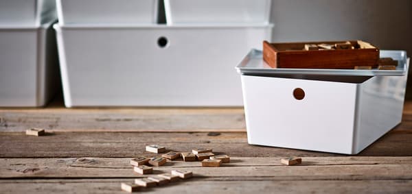 weiße IKEA Biocen die auf dem Fußboden stehen