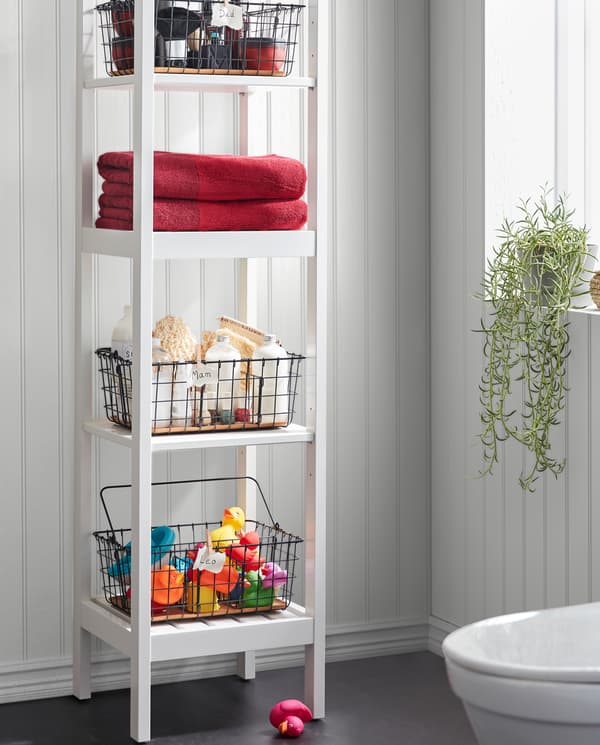 وحدة رفوف HEMNES بيضاء مع سلال سلكية PLEJA سوداء لتخزين المناشف وألعاب الاستحمام وأدوات السبا والمزيد على الرفوف الأربعة.