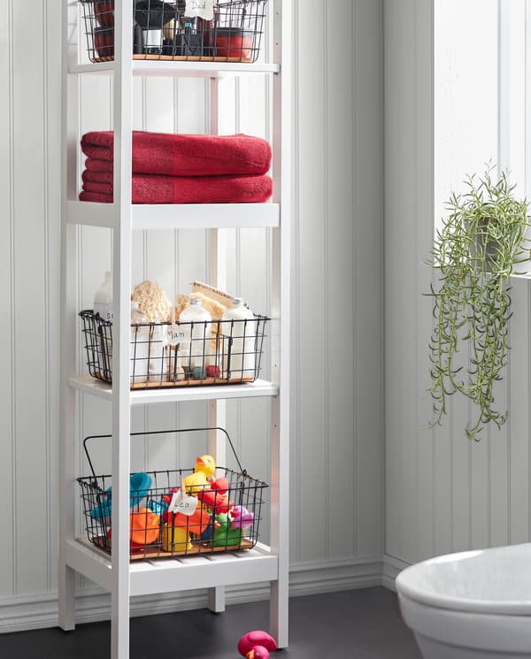 وحدة رفوف HEMNES بيضاء مع سلال سلكية PLEJA سوداء لتخزين المناشف وألعاب الاستحمام وأدوات السبا والمزيد على الرفوف الأربعة.
